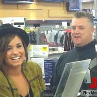 Demi Lovato buys her new cd at midnight | Picture 83102